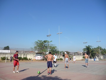 ＜サンパウロ市内の公園、素足でスポーツを楽しむ青年も多い＞
