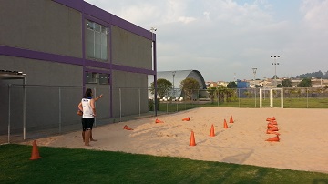 ＜トレーニング用の砂場を併用するスポーツ練習環境も多い＞