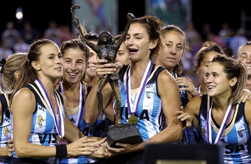 <地元での連覇を喜ぶアルゼンチン代表の選手たち>” />　女子ホッケーのランキング上位８か国が参加して行われていたチャンピオンズトロフィー・アルゼンチン大会は７日にメンドーサで決勝戦が行われ、地元アルゼンチンがオーストラリアをシュートアウトの末に下し、優勝した。アルゼンチンは２年前のロサリオ大会に続き２大会連続の地元優勝を果たした。</p>
<p>また、３位決定戦ではオランダが２－１でニュージーランドに勝利した。</p>
<p>＜さくらジャパンは８位＞</p>
<p>　プールBで出場したさくらジャパンはランキング上位国相手に善戦したが、ニュージーランドに１－２、オランダに０－１といずれも僅差で敗れ、中国とは１－１で引き分けたものの２敗１分でプール最下位となった。日本は続く準々決勝でオーストラリアと対戦したがこれに１－４で敗れ敗退が決まると、その後の順位決定ラウンドでもイングランド、ドイツ相手に連敗を喫し（１－３、３－５）、通算成績７敗１分の８位で大会を終えた。</p>
<p>＜チャンピオンズトロフィー最終順位＞</p>
<p>１．アルゼンチン　２．オーストラリア　３．オランダ　４．ニュージーランド　５．イングランド　</p>
<p>６．中国　７．ドイツ　８．日本</p>
<p><span class=