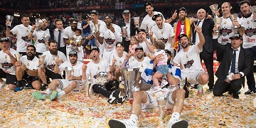 <２０年ぶり９度目の欧州制覇を果たしたレアル・マドリード>” />　バスケットボールのユーロリーグはスペインのマドリードでファイナル４が行われ、１７日の決勝戦で地元のレアル・マドリードがギリシャのオリンピアコスを７８－５９で下して優勝し、欧州トップレベルの大会で最多となる通算９度目の栄冠を手にした。<br />
　昨年、一昨年と２年連続でファイナル４の決勝に進みながら、いずれも敗れ涙を飲んでいるレアル・マドリードだが、２年前の決勝で敗れた相手であるオリンピアコスとの再戦でリベンジを果たすとともに、１９９４－１９９５シーズン以来となる２０年ぶりの優勝を果たした。１５日に行われた準決勝では、優勝候補の筆頭であるレアル・マドリードがフェネルバフチェ（トルコ）に９６－８７で順当に勝利した一方、テオドシッチ、キリレンコらを擁し、もうひとつの優勝候補と言われていたＣＳＫＡモスクワがパナシナイコスに６８－７０で敗れる波乱があった。<br />
　１７日に行われた決勝では、第１クォーターこそオリンピアコスにリードを許したレアル・マドリードだったが、第２クォーターで逆転。その後、オリンピアコスの攻撃のキーマンであるスパノウリスを徹底的にマークし、堅い守りで相手の攻撃を封じたレアル・マドリードは、ノシオニ、キャロル、ロドリゲス、ジュル、フェルナンデスらが着実に得点を積み重ね、終わってみれば１９点差の大差をつけて快勝した。ＭＶＰにはレアル・マドリードのアルゼンチン人ノシオニが選ばれた。<br />
　なお、同日行われた３位決定戦ではＣＳＫＡがフェネルバフチェに８６－８０で勝利した。</p>
<p><span class=